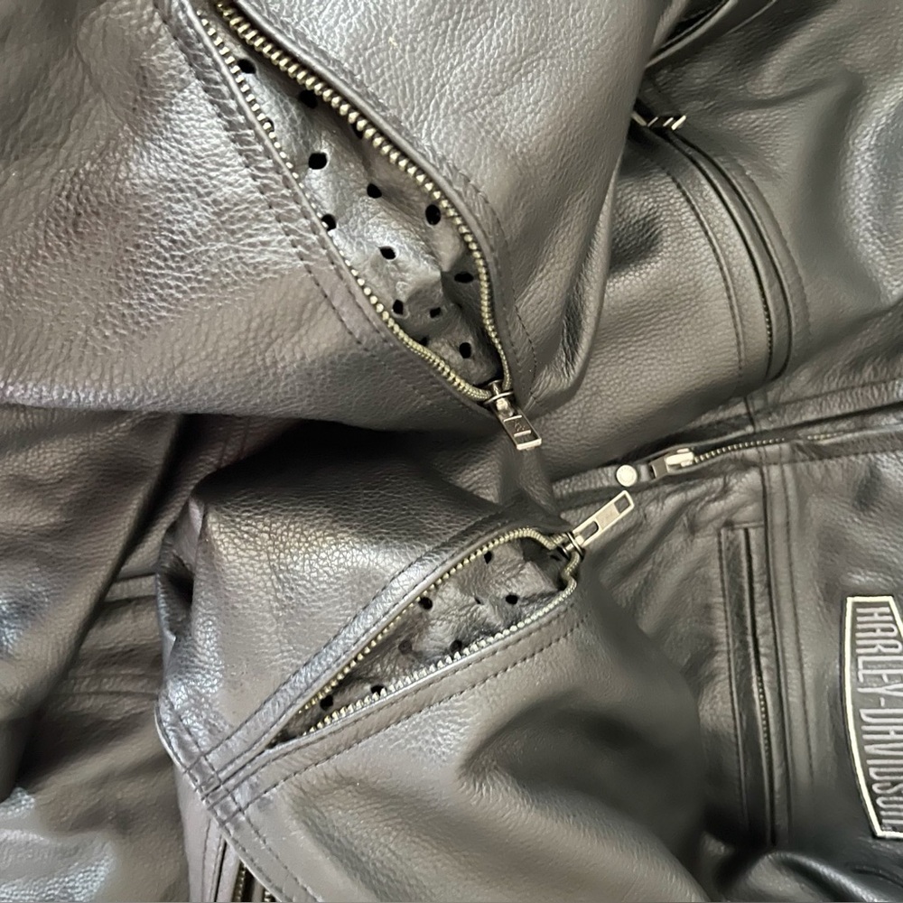Harley-Davidson 2008 Black Leather Biker Jacket w/Air Vents, Ties for Snug Fit - Picture 11 of 17